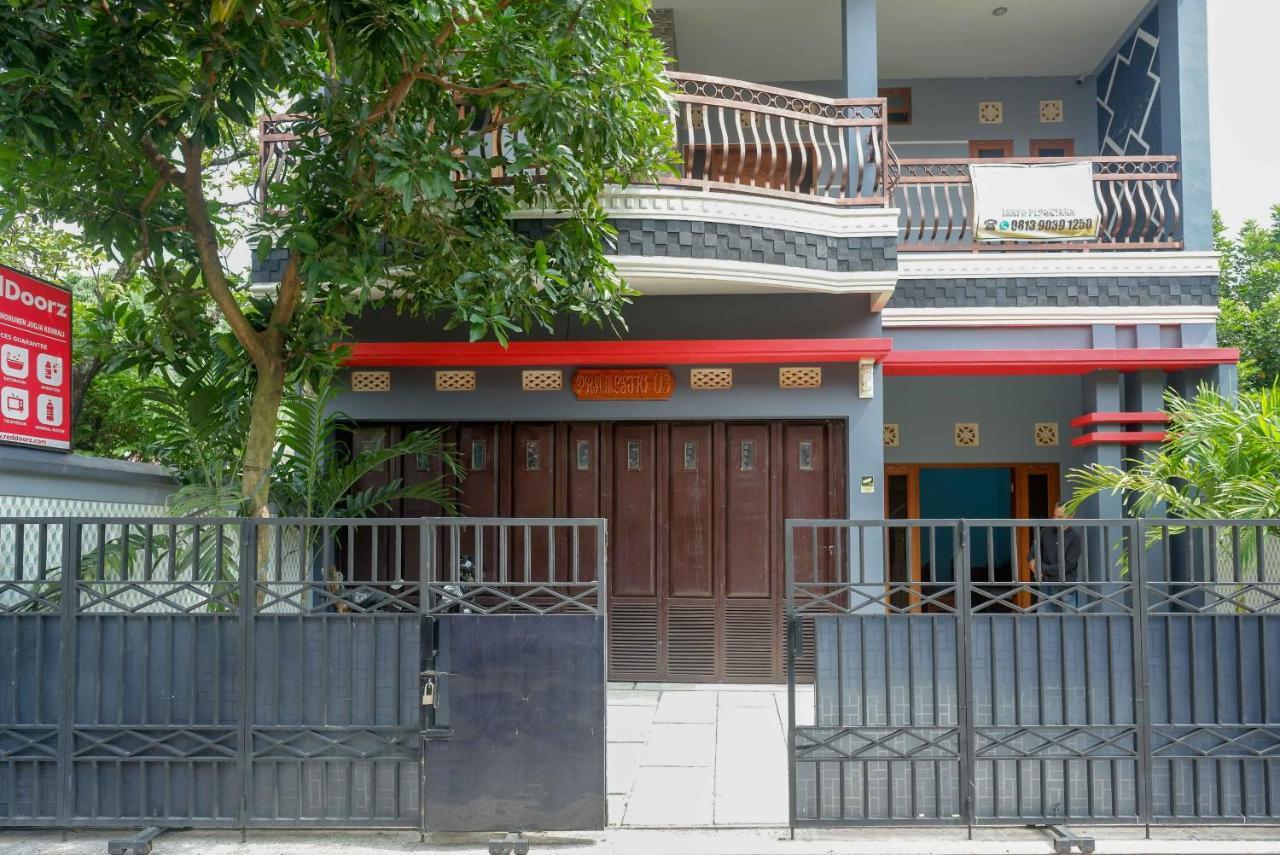 Hotel Reddoorz Syariah Near Monumen Jogja Kembali Kejayan Exterior foto